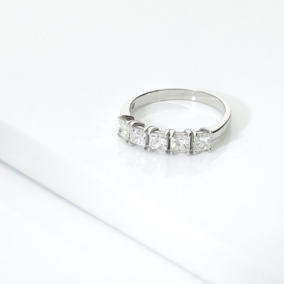 Fedina a cinque diamanti princess in oro bianco 18k 