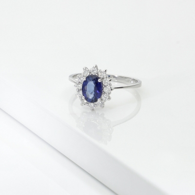 Anello contorno con zaffiro blu e diamanti in oro bianco 750