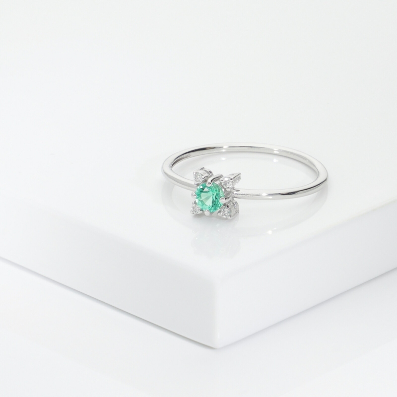 ANELLO CON BRILLANTI E SMERALDO TONDO, SIMILE A WANR7616BBS