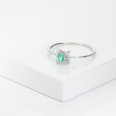 ANELLO CON BRILLANTI E SMERALDO TONDO, SIMILE A WANR7616BBS