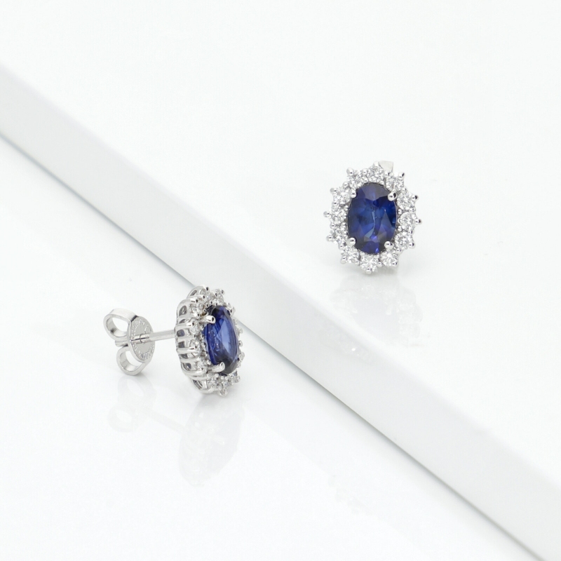 Orecchini zaffiro blu e diamanti a contorno in oro bianco 18k