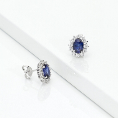 Orecchini zaffiro blu e diamanti a contorno in oro bianco 18k
