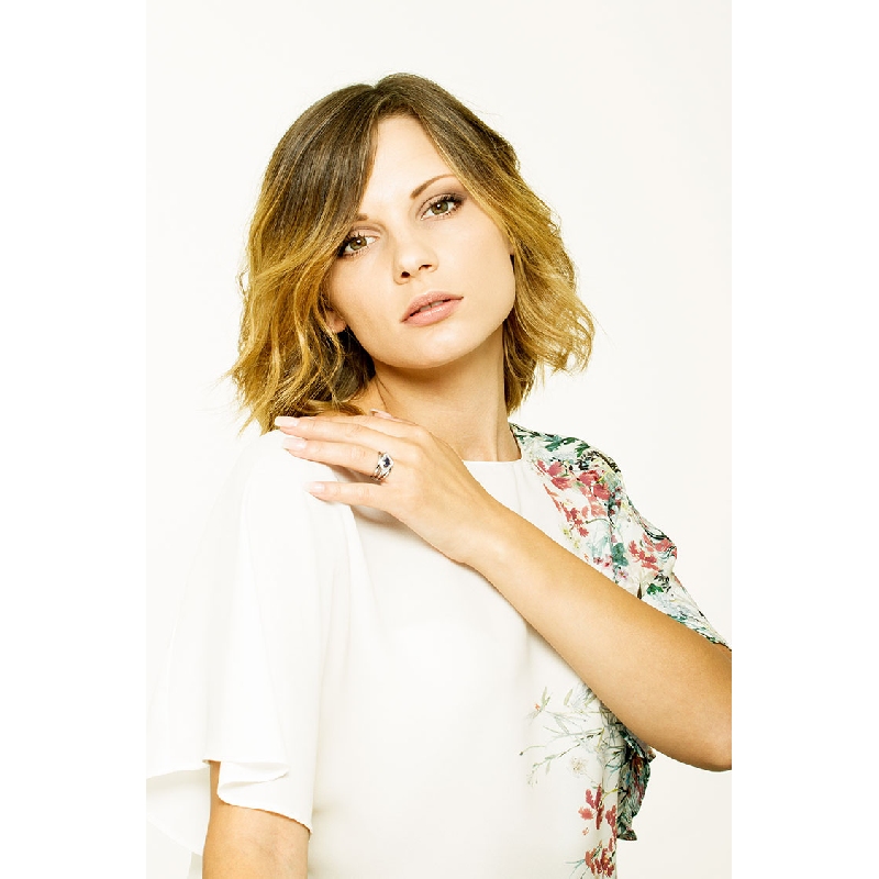 White gold 18k ring with blue sapphire and diamonds rhombus shaped