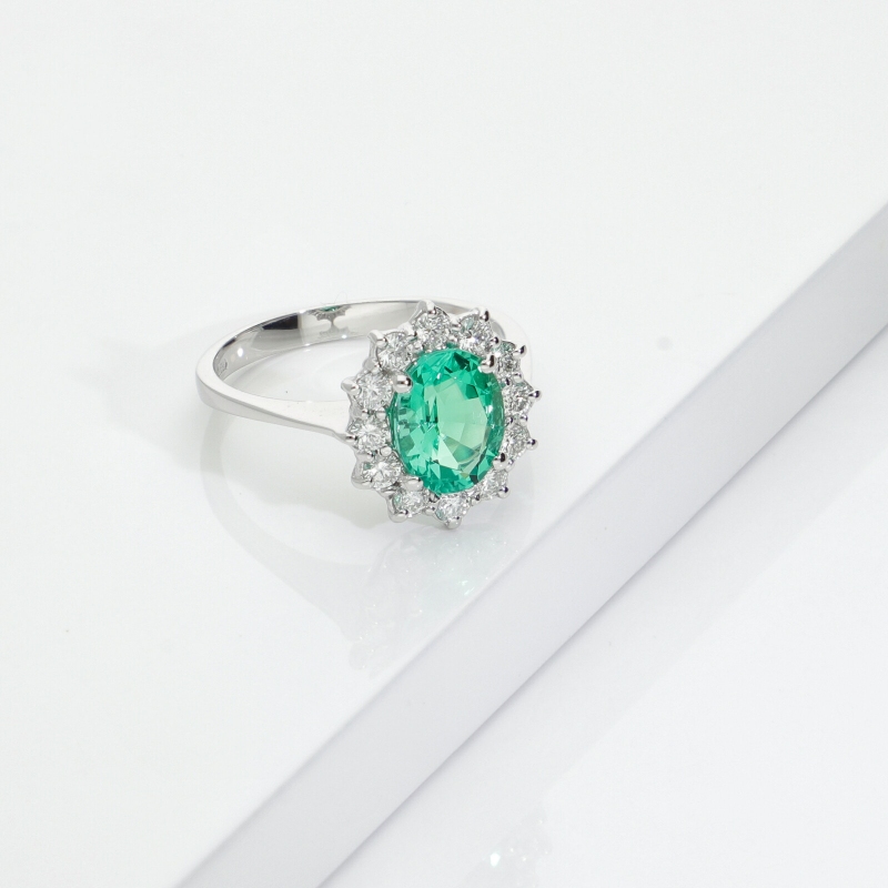 ANELLO CONTORNO CON 12BRILLANTI E SMERALDO OVALE MM9X7