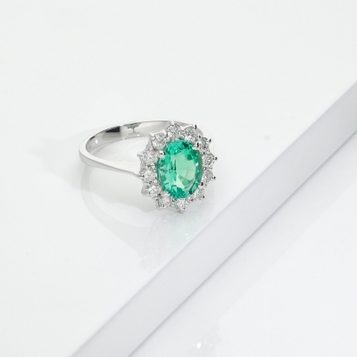 ANELLO CONTORNO CON 12BRILLANTI E SMERALDO OVALE MM9X7