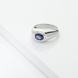 Anello solitario uomo in oro bianco 18k con zaffiro blu