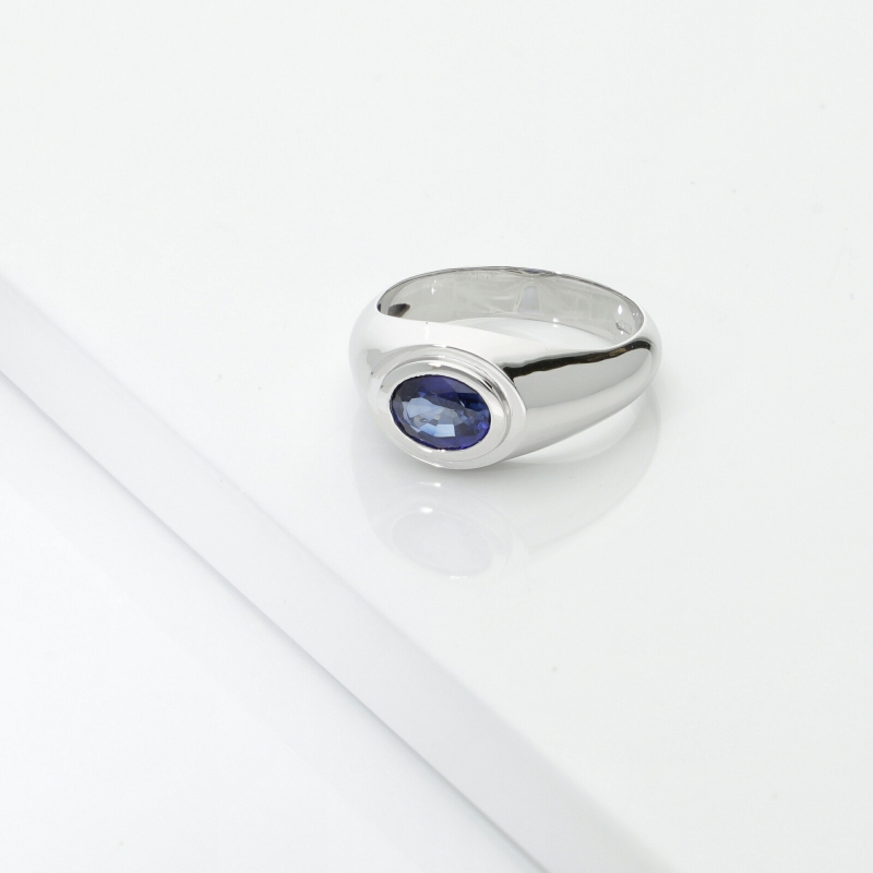 Anello solitario uomo in oro bianco 18k con zaffiro blu