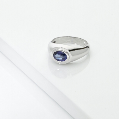 Anello solitario uomo in oro bianco 18k con zaffiro blu