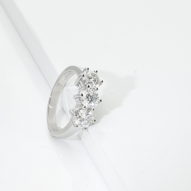 Anello trilogy con tre diamanti in oro bianco 18k