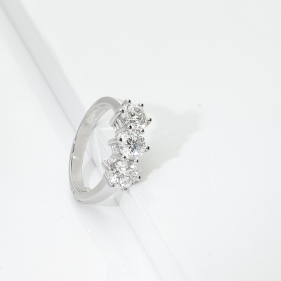 Anello trilogy con tre diamanti in oro bianco 18k