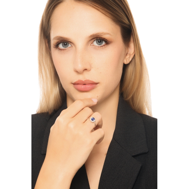 Anello modello contorno in oro bianco 18k con Diamanti e Zaffiro blu centrale