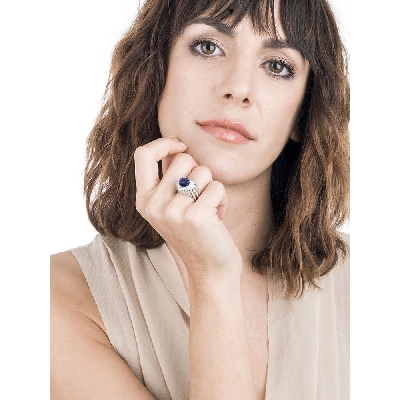 White gold 18k ring with a blue sapphire and diamonds 