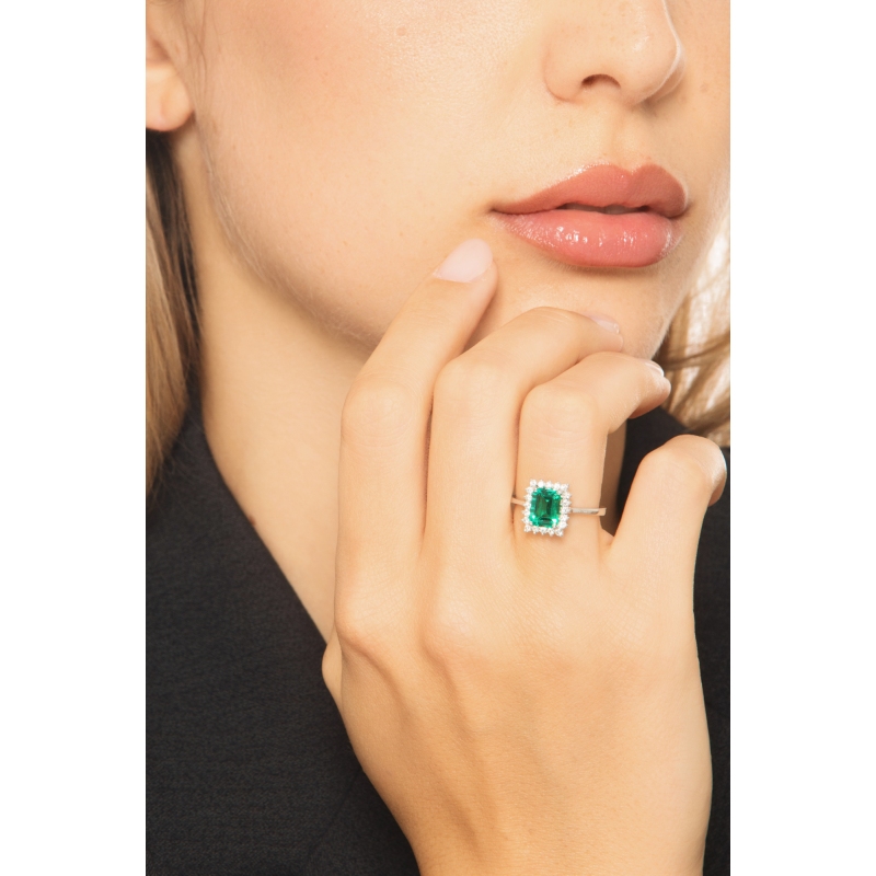 ANELLO CONTORNO CON 20BRILL E SMERALDO TAGLIO RETTANGOLARE MM8X6