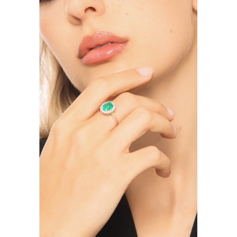 ANELLO CONTORNO CON 16BRILLANTI E SMERALDO OVALE MM9X7