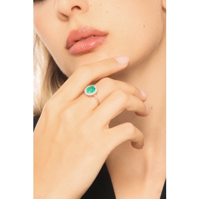ANELLO CONTORNO CON 16BRILLANTI E SMERALDO OVALE MM9X7