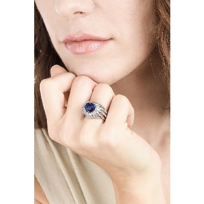 White gold 18k ring with a blue sapphire and diamonds 