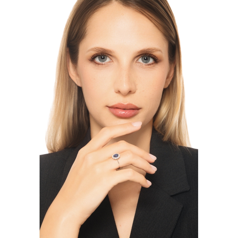 Anello contorno con zaffiro blu e diamanti in oro bianco 750