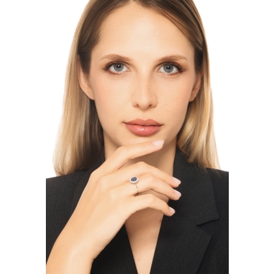 Anello contorno con zaffiro blu e diamanti in oro bianco 750