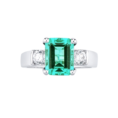18k white gold ring with a central emerald and side diamonds 