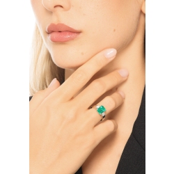 18k white gold ring with a central emerald and side diamonds  2