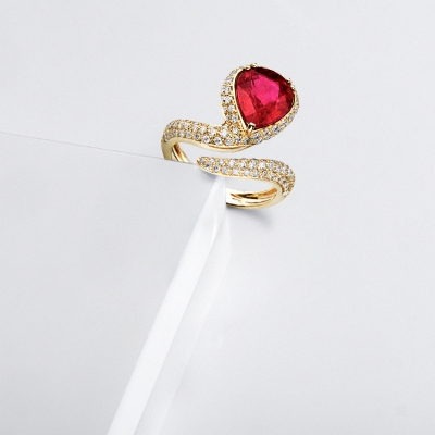 ANELLO CON BRILLANTI E GOCCIA IN RUBINO MM11X9