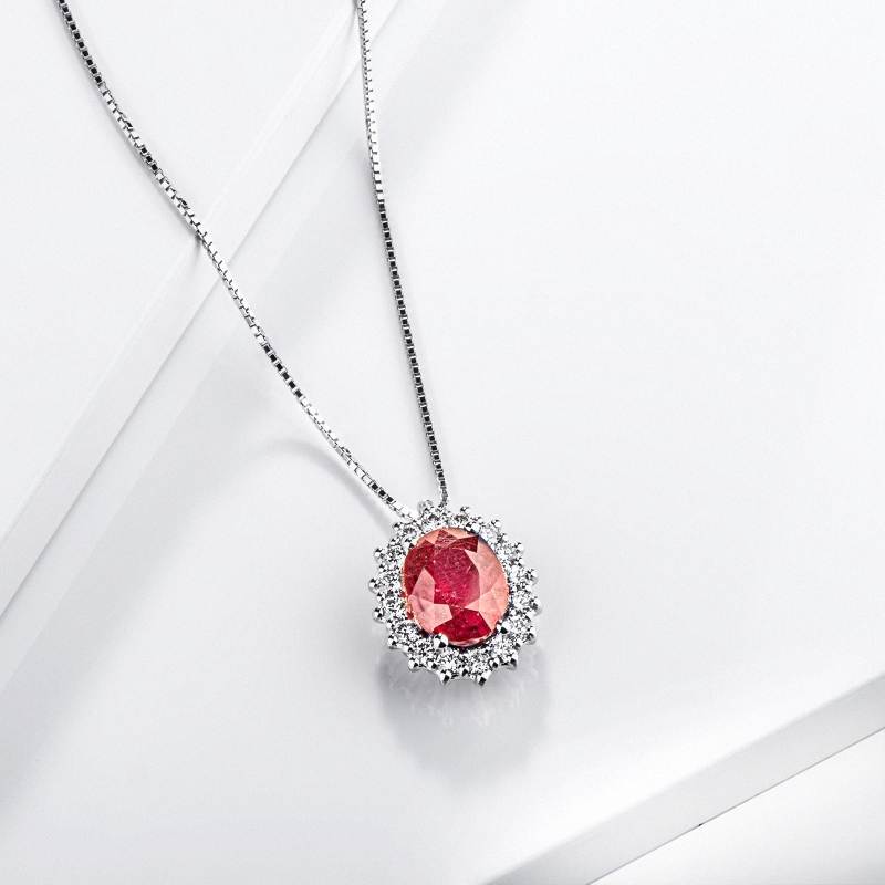 Collana rubino e diamanti a contorno in oro bianco 18k 