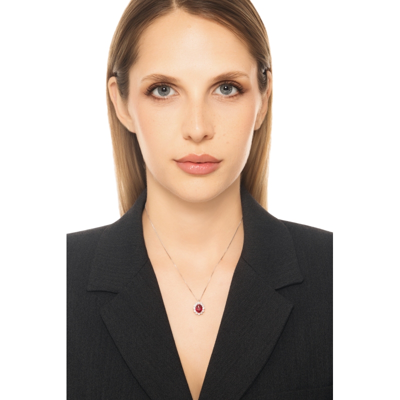 Collana con rubino e diamanti a contorno in oro bianco 18k