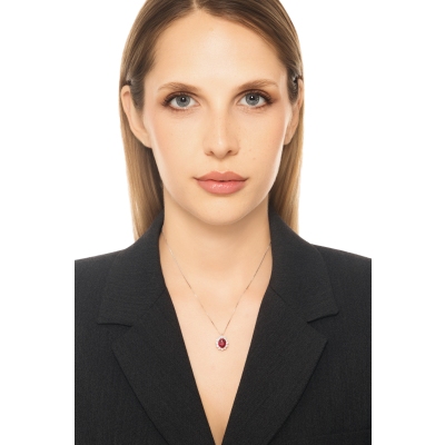 Collana con rubino e diamanti a contorno in oro bianco 18k