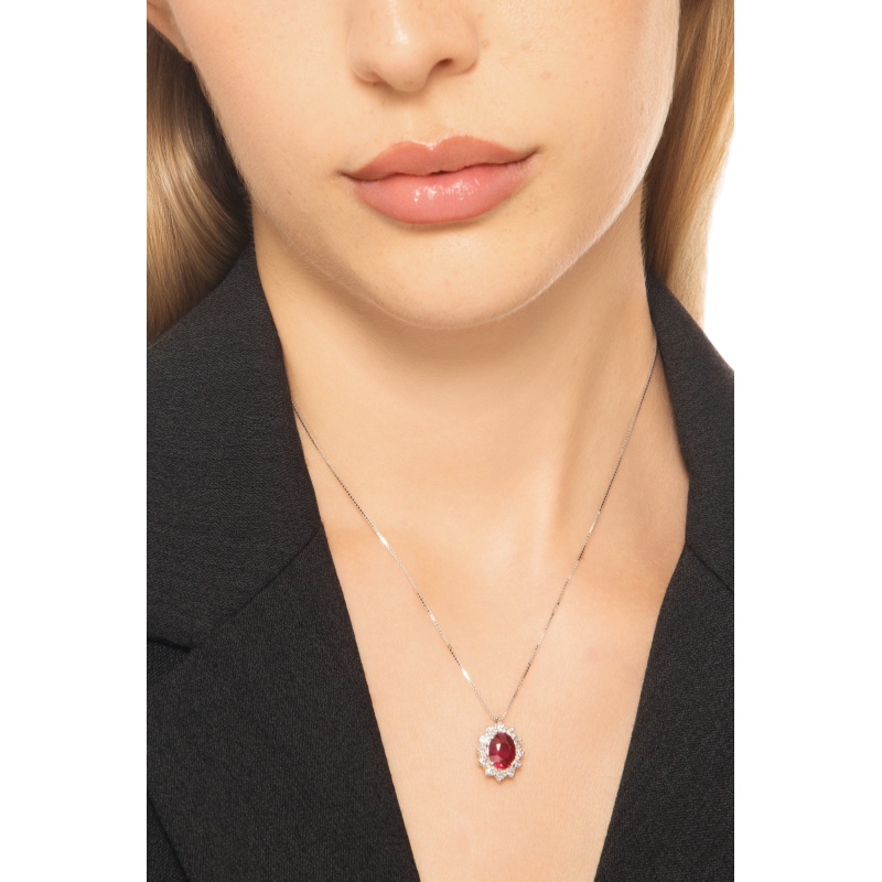 Collana con rubino e diamanti a contorno in oro bianco 18k