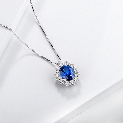 Collana rosetta in oro bianco 18k con zaffiro blu e diamanti 