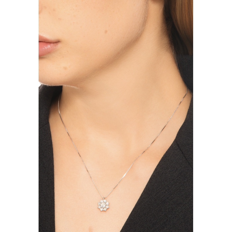 Collana in oro bianco 18k con fiore di diamanti