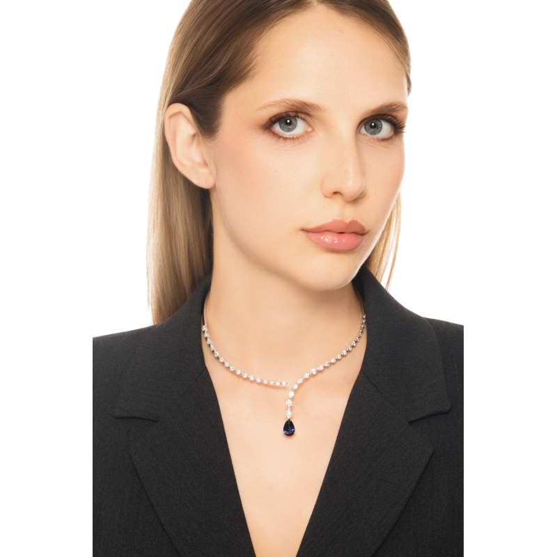 Collana choker in oro bianco 18k con zaffiro blu a goccia e diamanti 