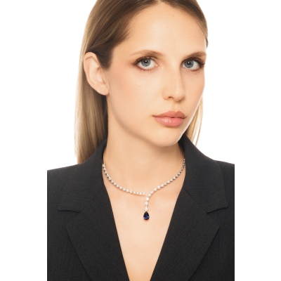 Collana choker in oro bianco 18k con zaffiro blu a goccia e diamanti 