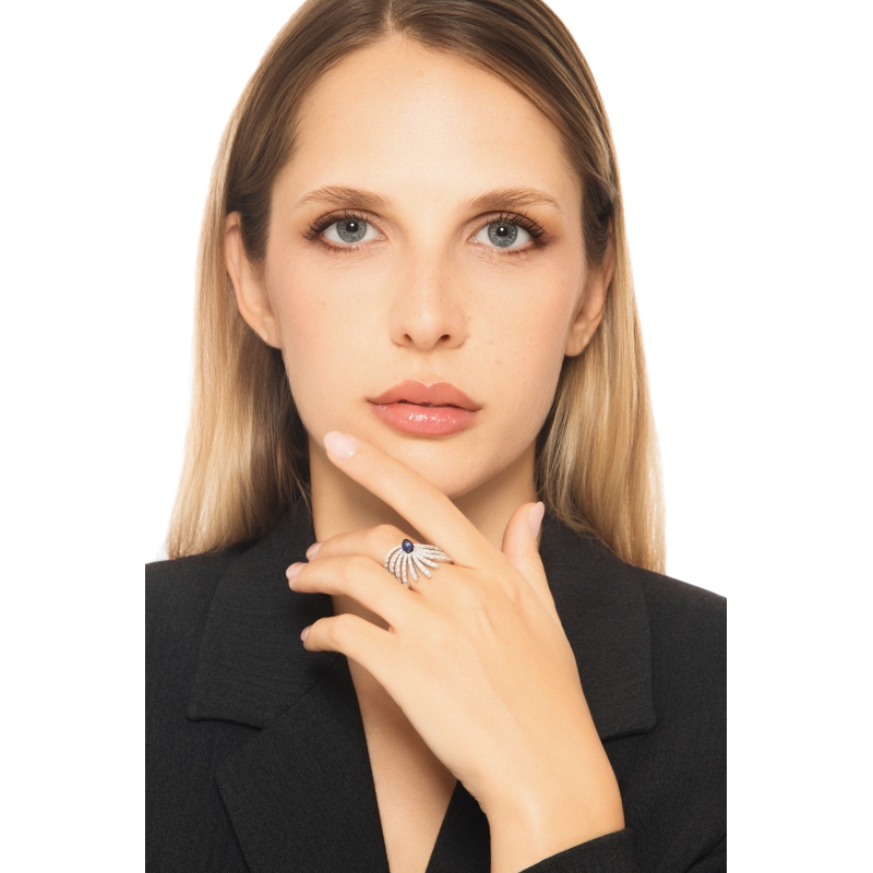 Anello fascia design oro bianco 18k con diamanti e zaffiro blu a goccia 