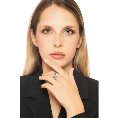 Anello fascia design oro bianco 18k con diamanti e zaffiro blu a goccia 