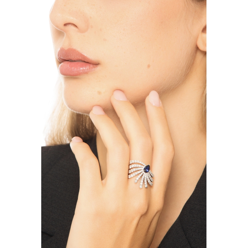 Anello fascia design oro bianco 18k con diamanti e zaffiro blu a goccia 
