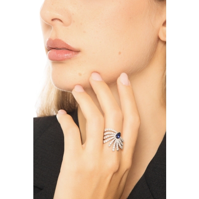 Anello fascia design oro bianco 18k con diamanti e zaffiro blu a goccia 