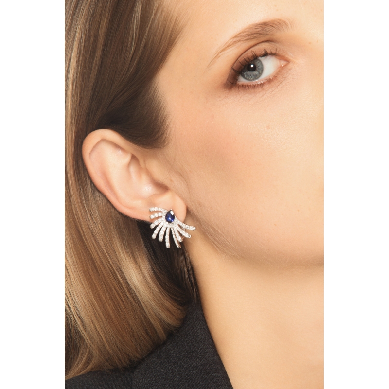 Orecchini design con zaffiri blu a goccia e diamanti in oro bianco