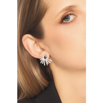 Orecchini design con zaffiri blu a goccia e diamanti in oro bianco