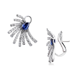 Orecchini design con zaffiri blu a goccia e diamanti in oro bianco