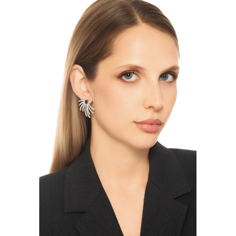 Orecchini design in oro bianco 18k con diamanti e zaffiro blu a goccia