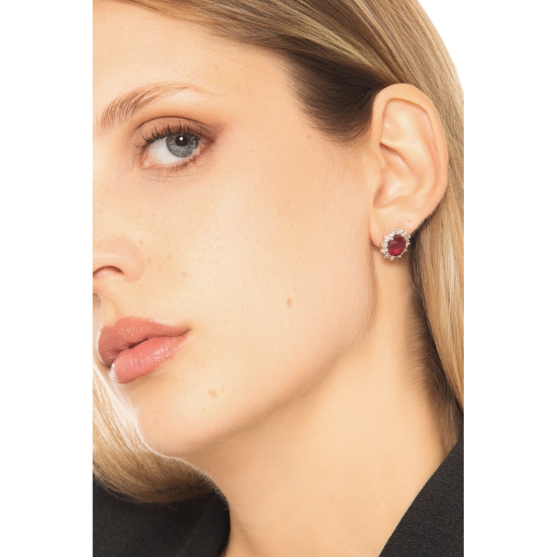Orecchini con rubini e diamanti a contorno in oro bianco 18k