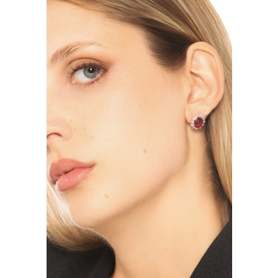 Orecchini con rubini e diamanti a contorno in oro bianco 18k