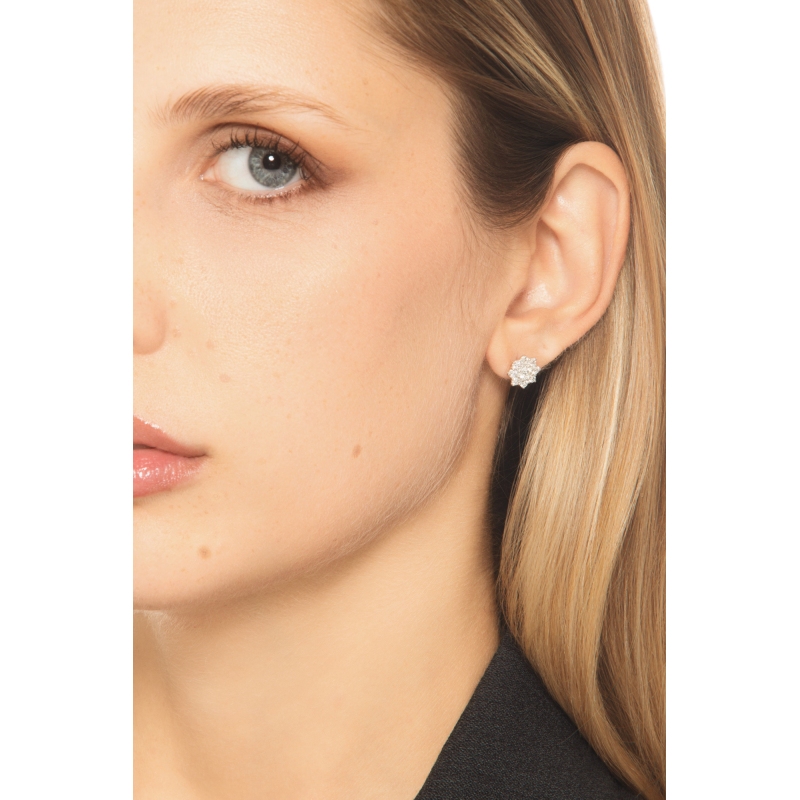 Orecchini con diamanti a fiore in oro bianco 18k