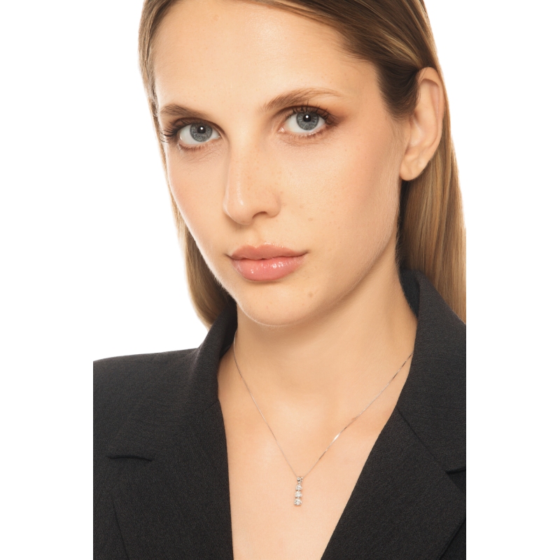 Collana trilogy a scalare in oro bianco 18k con diamanti, 0,50ct
