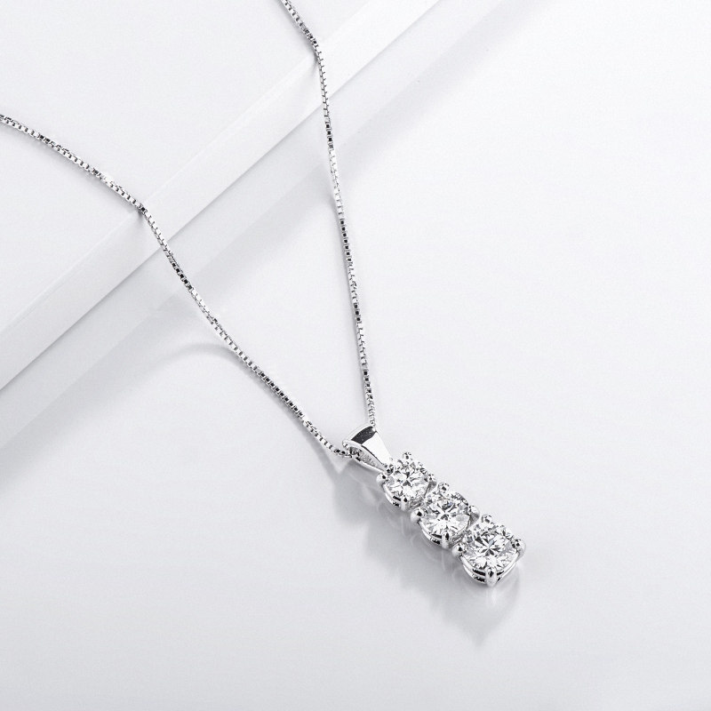 Collana trilogy a scalare in oro bianco 18k con diamanti, 0,95ct