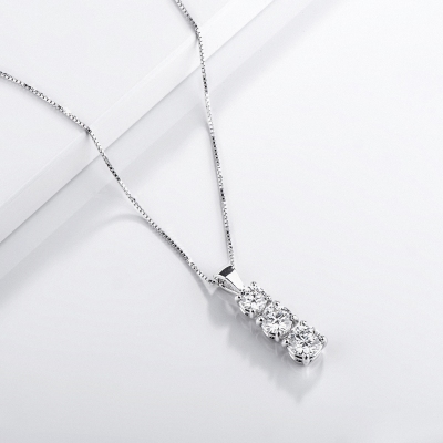 Collana trilogy a scalare in oro bianco 18k con diamanti, 0,95ct