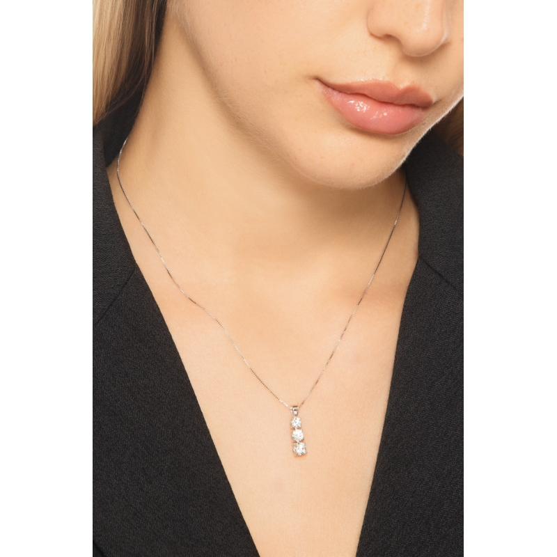 Collana trilogy a scalare in oro bianco 18k con diamanti, 0,95ct