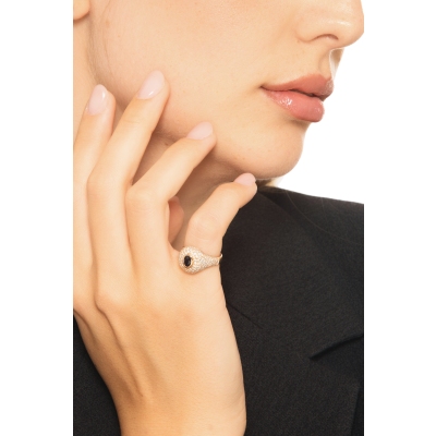 Anello in oro rosa 18k chevalier con pavè in diamanti e zaffiro blu ovale