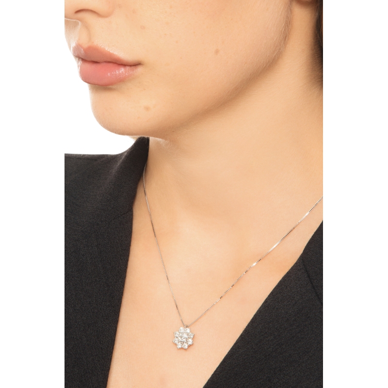 Collana con fiore in diamanti in oro bianco 750